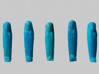 Aeg F 14 a-g  Aeg F 14 a-g und Aeg F 35 a-e, Dritte Zwischenzeit, Zwölf kleine Uschebtis, Blaue Fayence, H 4,0 cm, B 1,0 cm, T 0,8 cm; Bruchteil: H 3,4 cm, B 1,2 cm, T 0,9 cm